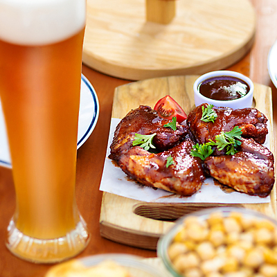 포토 JPG 해외이미지 토마토 맥주 실내 파슬리 사람없음 치킨 소스 소프트포커스 맥주잔 나무도마 갈색배경 종이호일 해외포토 백그라운드 채소 술잔 도마 주류 촬영기법 내부 목재 갈색 양념 닭고기요리 파일형식 이미지허브