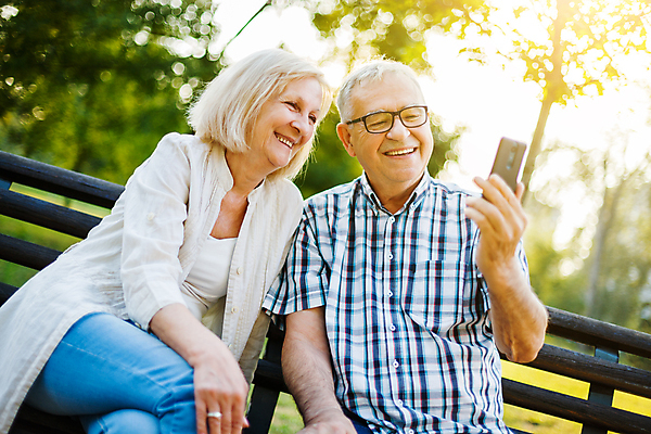 포토 JPG 해외이미지 백인 라이프스타일 커플 응시 공원 여자 남자 행복 여유 벤치 자연 건강 미소 사람 앉기 성인 야외 두명 여름 스마트폰 핸드폰 금발 햇빛 사진촬영 봄 우정 기쁨 백발 은퇴 채팅 해외포토 서양인 헤어스타일 시선 계절 공공시설 감정 의자 관계 모션 표정 생활 친구 전자제품 스마트기기 태양 촬영 생태계 파일형식 이미지허브