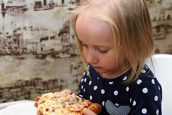 포토 JPG 해외이미지 백인 라이프스타일 응시 행복 얼굴 어린이 음식 조각 치즈 피자 한명 사람 식사 저녁식사 이탈리아 잡기 맛 배고픔 속도 점심식사 해외포토 서양인 1 시선 감정 유럽 컨셉 모션 유제품 패스트푸드 서양음식 생활 신체부위 파일형식 이미지허브