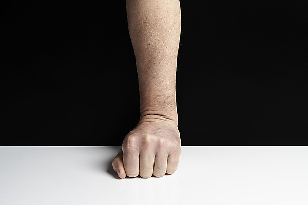 포토 JPG 해외이미지 백인 직업 라이프스타일 손 응시 남자 비즈니스 응원 탁자 성공 직장 실내 관리 사람 정장 성인 사람없음 사무실 우주 공책 주먹 분노 흰색 고급 좌절 무선전화기 스마트 책상 공격적 필승 해외포토 서양인 시선 옷 감정 컬러 가구 컨셉 회사 모션 문구용품 내부 생활 신체부위 우승 전화기 파일형식 이미지허브