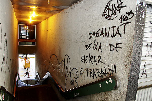 포토 JPG 해외이미지 디자인 알파벳 벽 백그라운드 패턴 텍스트 추상 왕관 거리 잉크 미술 사람없음 그래픽 페인트 흐름 도시 떨어짐 그래피티 심볼 질감 먼지 분무기 문제 그런지 스타일 해외포토 영어 컨셉 무늬 문화예술 낙서 그림 파일형식 이미지허브