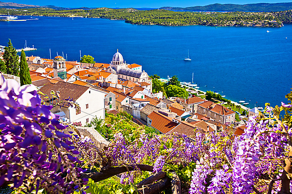 포토 JPG 해외이미지 전통 유럽 바다 건축양식 자연 하늘 주택 안테나 파노라마 사람없음 초록색 물 파란색 컬러풀 성당 교회 탑 항구 도시 소나무 만 보트 역사 성자 지중해 언덕 타운 크로아티아 스카이라인 다도해 옛날 채널 해외포토 자연요소 나무 건축물 건축 나라 종교 컬러 배_교통 통신 종교건축 교통시설 촬영기법 건물 생태계 파일형식 이미지허브