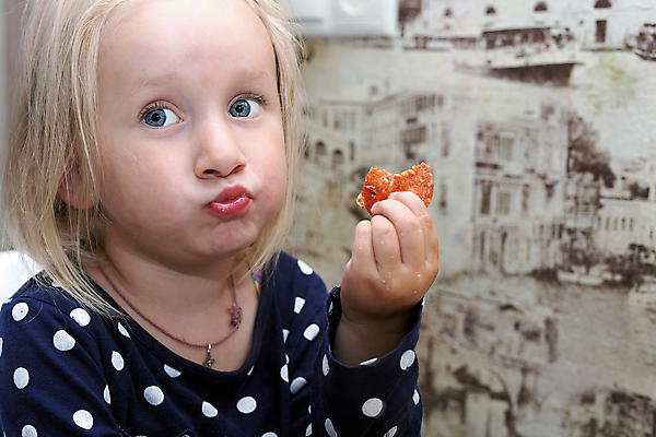 포토 JPG 해외이미지 백인 라이프스타일 행복 감정 얼굴 어린이 음식 조각 치즈 한명 사람 식사 저녁식사 이탈리아 흰색 잡기 맛 배고픔 속도 점심식사 해외포토 서양인 1 유럽 컬러 컨셉 모션 유제품 생활 신체부위 파일형식 이미지허브
