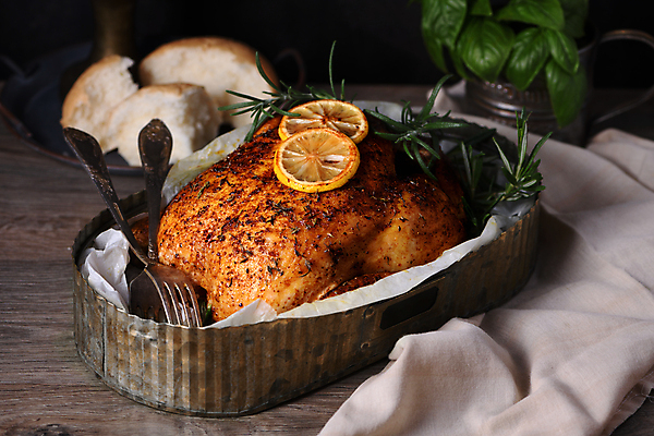 포토 JPG 해외이미지 그릇 포크 실내 사람없음 치킨 레몬 슬라이스 바질 로즈메리 나무배경 해외포토 식기 백그라운드 과일 내부 허브 닭고기요리 파일형식 이미지허브