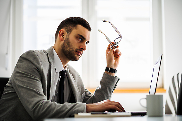 포토 JPG 해외이미지 백인 남자 생각 비즈니스 스트레스 직장 피곤 한명 앉기 정장 성인 노트북 컴퓨터 고통 업무 비즈니스맨 책상 고민 경영자 두통 편두통 성인남자한명만 해외포토 서양인 1 옷 감정 가구 컨셉 회사 모션 사람 전자제품 작업 직장인 질병 리더 남자한명만 성인남자만 파일형식 이미지허브