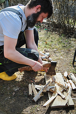 포토 JPG 해외이미지 라이프스타일 손 남자 포즈 자연 근육 수염 한명 성인 야외 목재 여행객 힘 공구 시골 업무 뜨거움 막대기 칼날 장작 모닥불 자르기 부식 날카로움 도끼 연료 다리찢기 격파 솜씨 수목 해외포토 나무 1 재료 모션 불 사람 생활 신체부위 도구 작업 생태계 파일형식 이미지허브