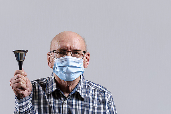 포토 JPG 해외이미지 전통 계절 할아버지 노년 남자 안경 백그라운드 컨셉 기념 실내 선물 한명 서기 사람 앉기 금속 장비 회색 종 흰색 반지 잡기 시간 아빠 은퇴 손목시계 사인 공포 대머리 부름 경보 고립 옛날 접수 주목 카피스페이스 해외포토 1 헤어스타일 잡화 시계 컬러 장신구 가족 모션 재질 성인 내부 공백 파일형식 이미지허브