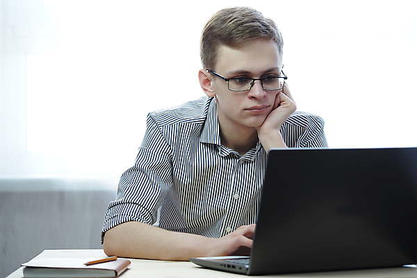 포토 JPG 해외이미지 직업 학생 교육 학교 한명 스터디 컴퓨터 대학교 온라인 해외포토 1 사람 전자제품 학습 파일형식 이미지허브