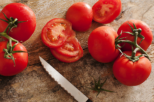 포토 JPG 해외이미지 음식 농업 토마토 채소 재료 건강 요리 사람없음 농작물 샐러드 시골 신선 칼 자르기 날것 슬라이스 머리위 포도나무 숙성 해외포토 산업 모션 과일나무 파일형식 이미지허브