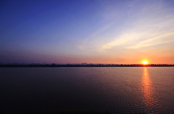 포토 JPG 해외이미지 나무 구름 파도 자연 하늘 아침 추상 풍경 사람없음 물 파란색 빛 강 햇빛 태양 반사 노란색 일출 황혼 일몰 새벽 거울 광선 황금 저녁 장면 공상 마법 천국 스카이라인 넘어짐 이스라엘 수평선 해외포토 주간 자연요소 식물 바다 컬러 무늬 모션 노을 야간 생태계 서아시아 파일형식 이미지허브