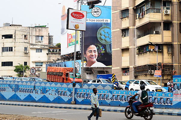 포토 JPG 해외이미지 남자 산업 문화 도로 교통수단 여행 건축양식 교통시설 자동차 자연 하늘 거리 주택 광고판 사람 사람없음 야외 건물 가로 여름 관광지 도시풍경 컬러풀 탑 도시 고속도로 도심 사회이슈 시티라이프 지역 타운 관리자 랜드마크 명승지 정부 정치 해외포토 라이프스타일 건축물 계절 건축 길 육상교통 컬러 교통 컨셉 알림판 풍경 시설 생태계 판 파일형식 이미지허브