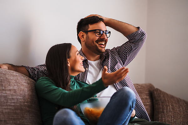 포토 JPG 해외이미지 커플 응시 여자 남자 행복 감정 가족 관계 남편 아파트 주택 함께함 실내 대화 사랑 앉기 성인 두명 소파 텔레비전 방 관찰 잡기 아내 결합 먹기 흥분 멀리 해외포토 시선 컨셉 의자 모션 말하기 사람 내부 건물 전자제품 파일형식 이미지허브