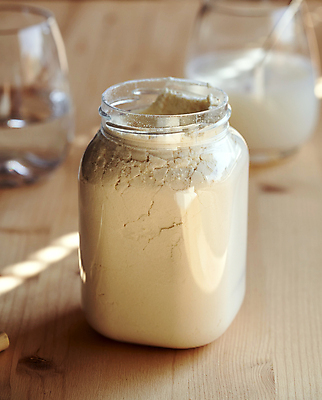 포토 JPG 해외이미지 유리병 잔 실내 사람없음 아웃포커스 가루 단백질 단백질쉐이크 나무배경 프로틴파우더 해외포토 식기 백그라운드 병_용기 촬영기법 내부 쉐이크 영양소 파일형식 이미지허브