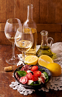 포토 JPG 해외이미지 그릇 조각 토마토 와인잔 포도 단면 나뭇잎 치즈 사람없음 와인 샐러드 달콤 올리브오일 레몬 와인병 코르크 바질 하몽 나무배경 해외포토 식기 음식 백그라운드 잎 채소 술잔 과일 병_용기 유제품 주류 맛 기름_음식 햄 파일형식 이미지허브