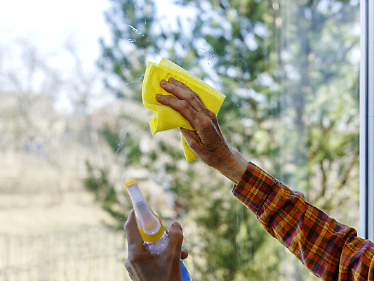 포토 JPG 해외이미지 손 장갑 가사 창문 유리 주택 프레임 실내 사람 성인 사람없음 가로 파란색 노란색 우주 청결 젖음 직물 업무 액체 씻기 빨래 플라스틱 청소 세제 주부 상업 먼지 분무기 닦기 청소부 더블 돌봄 판유리 화학물질 해외포토 직업 잡화 컬러 모션 재질 내부 건물 신체부위 작업 화학 위생 파일형식 이미지허브