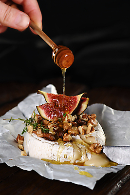 포토 JPG 해외이미지 손 검은배경 치즈 실내 들기 신체부위 흐름 견과류 붓기 꿀 무화과 브리치즈 허니디퍼 종이호일 치즈구이 해외포토 백그라운드 컨셉 과일 모션 유제품 사람 내부 검은색 도구 구이 파일형식 이미지허브