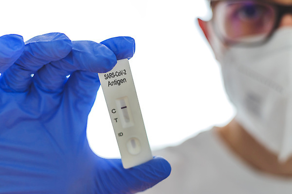 포토 JPG 해외이미지 남자 안경 실내 마스크 한명 들기 상반신 성인 의사 흰배경 음성 자가진단 성인남자한명만 안경낌 코로나바이러스 감염예방 진단키트 델타변이바이러스 오미크론 해외포토 1 잡화 백그라운드 의학 모션 사람 내부 의료진 흰색 바이러스 사회이슈 예방 감염 남자한명만 성인남자만 파일형식 이미지허브