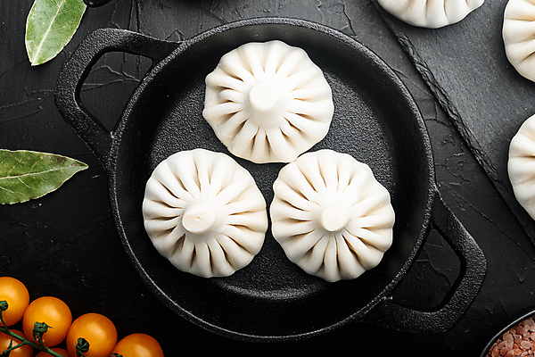 포토 JPG 해외이미지 방울토마토 검은배경 실내 사람없음 하이앵글 냄비 만두 월계수 해외포토 음식 뷰포인트 백그라운드 토마토 내부 검은색 솥 파일형식 이미지허브