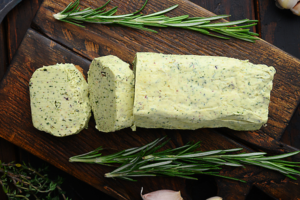 포토 JPG 해외이미지 식재료 실내 사람없음 하이앵글 자르기 버터 로즈메리 나무도마 나무배경 해외포토 뷰포인트 백그라운드 모션 도마 내부 목재 허브 파일형식 이미지허브