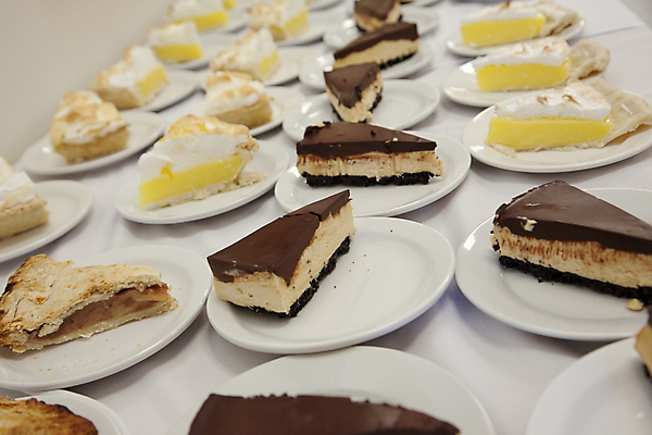 포토 JPG 해외이미지 접시 음식 조각 결혼 백그라운드 오렌지 과일 디저트 사람없음 목재 갈색 파티 케이크 빵집 껍질 흰색 시골 축하 대접 신선 달콤 사과 정상 설탕 굽기 레몬 크림 향신료 준비 싱글 머랭 시나몬 접수 페스츄리 핸드메이드 해외포토 나무 식기 빵 컬러 컨셉 재료 이벤트 상점 맛 구이 향미료 파일형식 이미지허브