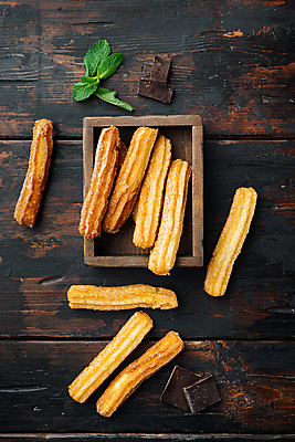 포토 JPG 해외이미지 사람없음 초콜릿 튀김 달콤 설탕 허브 나무접시 츄러스 나무배경 해외포토 식물 접시 음식 백그라운드 디저트 맛 파일형식 이미지허브