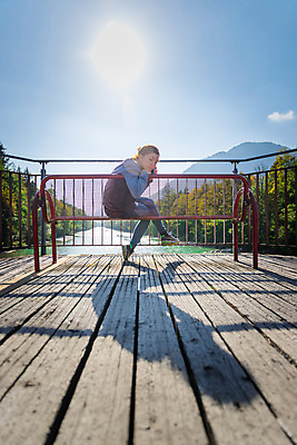 포토 JPG 해외이미지 라이프스타일 여자 행복 벤치 휴식 건강 사람없음 야외 목재 물 강 기쁨 시골 오스트리아 숲 장면 테라피 잘츠부르크 해외포토 자연요소 나무 감정 유럽 컨셉 의자 재료 사람 생활 뷰티 파일형식 이미지허브