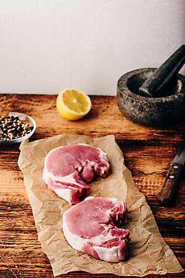 포토 JPG 해외이미지 생고기 육류 돼지고기 사람없음 레몬 절구 등심 종이호일 해외포토 과일 식재료 도구 파일형식 이미지허브