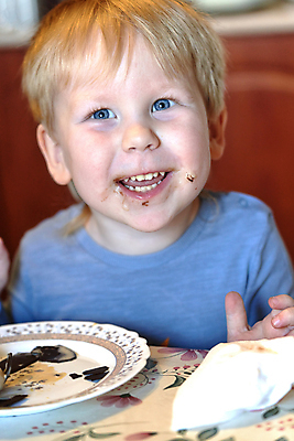 포토 JPG 해외이미지 백인 1 행복 얼굴 어린이 음식 아이스크림 디저트 한명 미소 웃음 소년 초콜릿 얼음 기쁨 추위 흰색 표현 입 달콤 맛 먹기 크림 걸음마 해외포토 자연요소 서양인 남자 감정 컬러 컨셉 모션 표정 사람 신체부위 파일형식 이미지허브