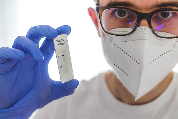 포토 JPG 해외이미지 남자 안경 실내 마스크 한명 들기 상반신 성인 의사 흰배경 음성 자가진단 성인남자한명만 안경낌 코로나바이러스 감염예방 진단키트 델타변이바이러스 오미크론 해외포토 1 잡화 백그라운드 의학 모션 사람 내부 의료진 흰색 바이러스 사회이슈 예방 감염 남자한명만 성인남자만 파일형식 이미지허브