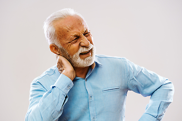 포토 JPG 해외이미지 스튜디오촬영 백인 손 남자 얼굴 셔츠 회색배경 수염 건강 한명 사람 성인 파란색 머리 고통 회색 흰색 표현 마사지 비즈니스맨 주름 60대 고민 70대 목 문제 옛날 이슈 진짜 카피스페이스 치프 해외포토 서양인 1 노년 감정 컬러 백그라운드 상의 비즈니스 실내 신체부위 공백 직장인 파일형식 이미지허브