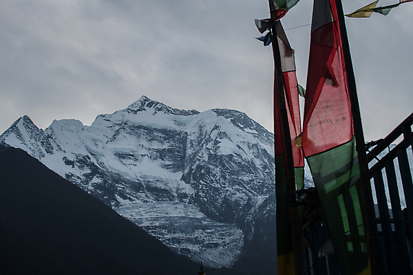 포토 JPG 해외이미지 행복 아시아 종교 여행 백그라운드 불교 자연 휴가 산 사람없음 야외 햇빛 태양 트래킹 하이킹 추위 자유 정상 순환 네팔 절정 히말라야 해외포토 자연요소 감정 나라 컨셉 모션 레저 생태계 파일형식 산맥 이미지허브