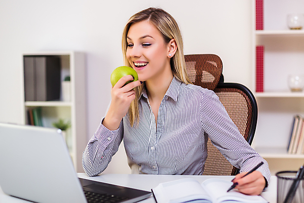 포토 JPG 해외이미지 백인 우먼라이프 여자 행복 회사 CEO 사업가 실내 한명 미소 상반신 성인 노트북 사무실 비즈니스우먼 사과 먹기 경영자 건강식 책임자 성인여자한명만 해외포토 서양인 직업 1 라이프스타일 감정 음식 과일 비즈니스 모션 표정 사람 내부 전자제품 직장인 리더 여자한명만 성인여자만 파일형식 이미지허브