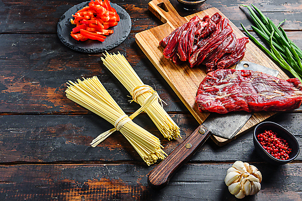 포토 JPG 해외이미지 식재료 실내 마늘 생고기 육류 사람없음 식칼 나무도마 스파게티면 파스타면 나무배경 해외포토 백그라운드 채소 주방용품 도마 파스타 내부 목재 면류 파일형식 이미지허브
