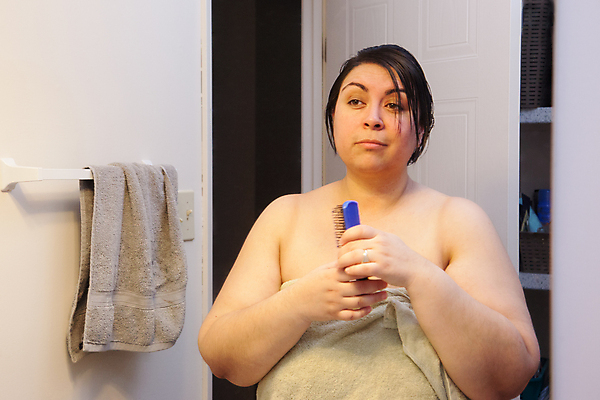 포토 JPG 해외이미지 라이프스타일 외관 응시 여자 행복 얼굴 백그라운드 신체 주택 갈색머리 건강 한명 미소 사람 수건 뷰티 반사 거울 젖음 욕실 흰색 신선 잡기 붓 머리빗 피부 싱크대 내추럴 굴곡 돌봄 위생관리 해외포토 1 헤어스타일 시선 감정 컬러 모션 표정 관리 건물 생활 신체부위 위생용품 미용용품 개수대 파일형식 이미지허브