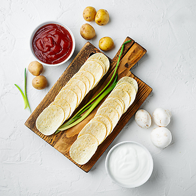 포토 JPG 해외이미지 감자 실내 사람없음 하이앵글 케첩 흰배경 일렬 양송이 감자칩 나무도마 플랫레이 해외포토 뷰포인트 백그라운드 채소 도마 내부 목재 과자 버섯 흰색 소스_음식 플랫 칩_음식 파일형식 이미지허브