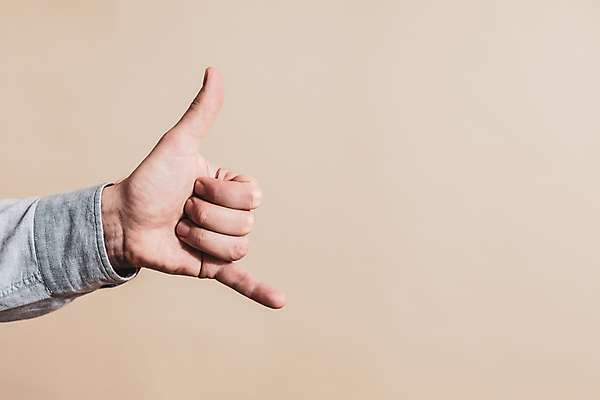 포토 JPG 해외이미지 스튜디오촬영 백인 손 남자 행복 백그라운드 컨셉 비즈니스 통신 손가락 모션 실내 매달리기 대화 한명 손짓 상반신 성인 신체부위 파란색 우정 공백 듣기 엄지손가락 메시지 연결 토론 전화기 손목 심볼 사인 만들기 통화 팔 보여주기 답변 타종 카피스페이스 해외포토 서양인 1 감정 컬러 말하기 사람 내부 친구 종 파일형식 이미지허브