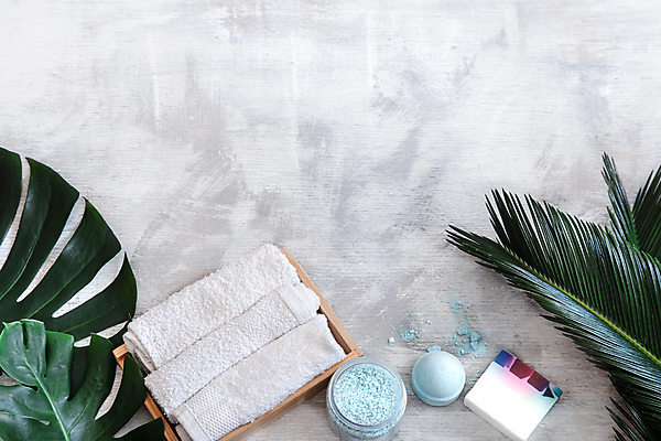 포토 JPG 해외이미지 사람없음 하이앵글 수건 원형 오브젝트 스파용품 야자수잎 바디케어 열대잎 입욕제 입욕소금 해외포토 도형 뷰포인트 잎 위생용품 스파 미용용품 소금 파일형식 이미지허브