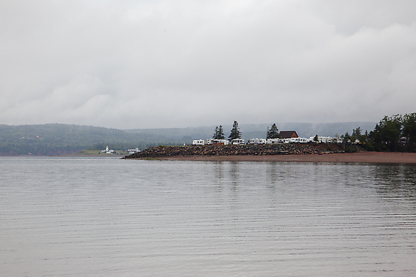 포토 JPG 해외이미지 바다 섬 캐나다 자연 등대 풍경 사람없음 야외 물 여름 캠핑 회색 슬픔 안개 만 끝 캠핑장 암초 사암 대서양 뿌연 해일 해외포토 자연요소 계절 감정 컬러 북아메리카 레저 날씨 돌_바위 자연재해 생태계 파일형식 이미지허브