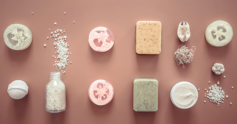 포토 JPG 해외이미지 유리병 사람없음 하이앵글 갈색 원형 오브젝트 스파용품 바디케어 수분크림 수제비누 입욕제 입욕소금 해외포토 도형 뷰포인트 컬러 병_용기 스파 화장품 미용용품 소금 비누 파일형식 이미지허브