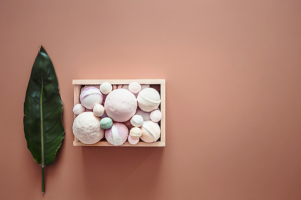 포토 JPG 해외이미지 사람없음 하이앵글 갈색 원형 오브젝트 스파용품 야자수잎 바디케어 입욕제 해외포토 도형 뷰포인트 컬러 잎 스파 파일형식 이미지허브