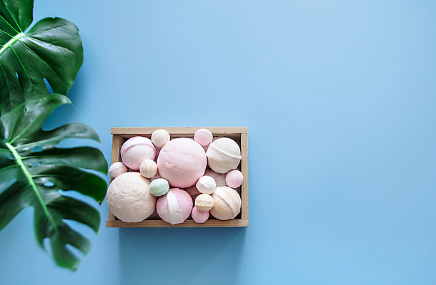 포토 JPG 해외이미지 하늘색 사람없음 하이앵글 원형 오브젝트 스파용품 바디케어 열대잎 입욕제 해외포토 도형 뷰포인트 잎 파란색 스파 파일형식 이미지허브