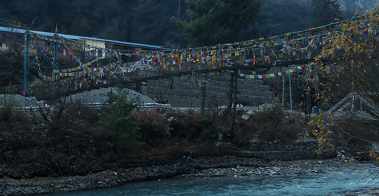 포토 JPG 해외이미지 아시아 여행 백그라운드 불교 자국 산 주택 매달리기 파노라마 사람없음 야외 건물 빨간색 초록색 물 파란색 강 컬러풀 노란색 여행객 마을 금속 산책 트래킹 하이킹 기도 깃발 순환 지역 네팔 넘어짐 옛날 히말라야 해외포토 자연요소 건축물 나라 종교 컬러 모션 재질 레저 휴식 촬영기법 사람 파일형식 산맥 이미지허브