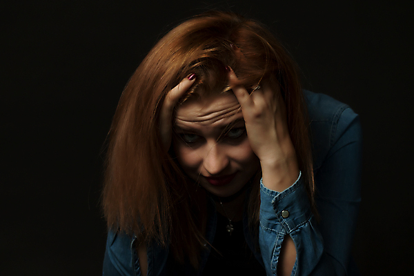 포토 JPG 해외이미지 여자 실내 한명 상반신 성인 앞모습 어둠 슬픔 좌절 감싸기 우울감 성인여자한명만 해외포토 1 감정 뷰포인트 컨셉 모션 사람 내부 여자한명만 성인여자만 파일형식 이미지허브