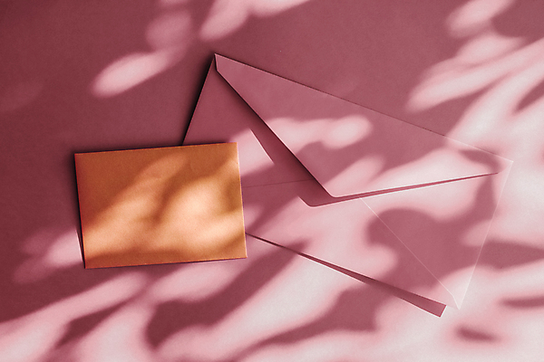 포토 JPG 해외이미지 종이 편지봉투 그림자 사람없음 햇빛 그늘 감성 연분홍색 카피스페이스 해외포토 분홍색 컨셉 봉투 태양 공백 편지 파일형식 이미지허브