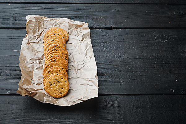 포토 JPG 해외이미지 실내 사람없음 크래커 원형 일렬 종이호일 나무배경 해외포토 도형 백그라운드 내부 쿠키 파일형식 이미지허브