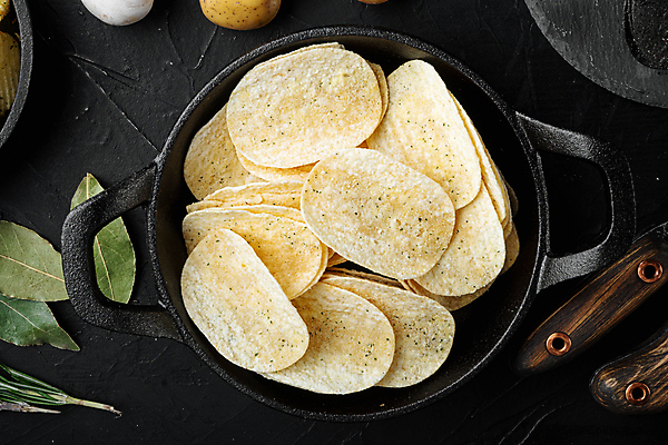 포토 JPG 해외이미지 검은배경 실내 사람없음 하이앵글 담기 감자칩 해외포토 뷰포인트 백그라운드 모션 내부 과자 검은색 칩_음식 파일형식 이미지허브