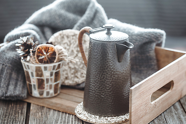 포토 JPG 해외이미지 겨울 주전자 잔 실내 사람없음 나무상자 스웨터 오브젝트 솔방울 감성 건과일 나무탁자 해외포토 식기 계절 컨셉 상의 과일 탁자 주방용품 건조 내부 상자 파일형식 이미지허브