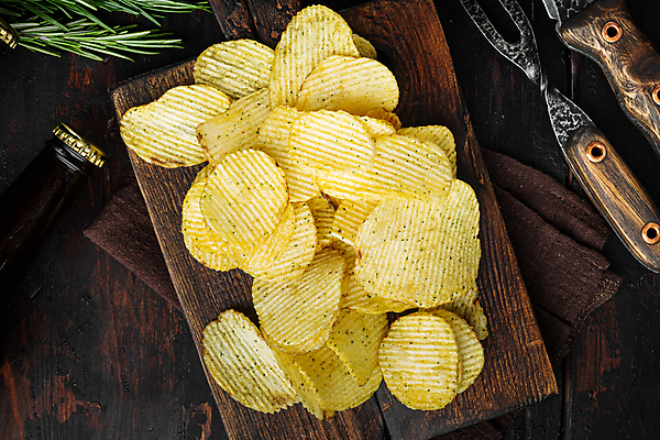 포토 JPG 해외이미지 실내 사람없음 하이앵글 감자칩 나무도마 나무배경 해외포토 뷰포인트 백그라운드 도마 내부 목재 과자 칩_음식 파일형식 이미지허브