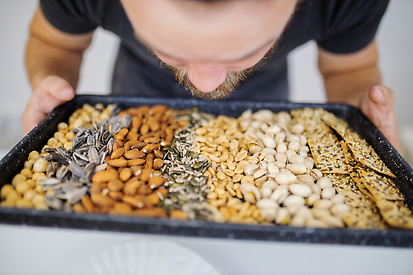 포토 JPG 해외이미지 음식 빵 조각 백그라운드 다이어트 탁자 쟁반 실내 건강 스웨덴 관리 종류 요리 씨앗 한명 사람 주방 식사 앞치마 견과류 신선 컨테이너 땅콩 아몬드 섬유 병아리콩 아마 피스타치오 호밀 해외포토 식물 1 꽃 산업 가구 콩 곡류 북유럽 내부 직물 파일형식 이미지허브