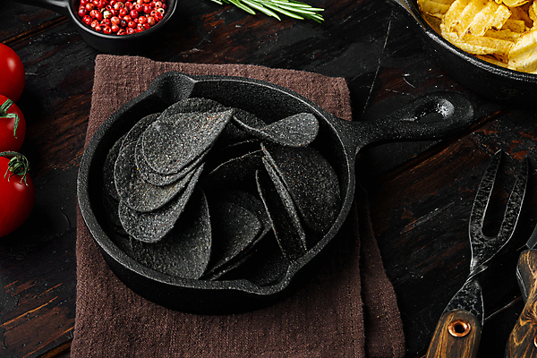 포토 JPG 해외이미지 실내 사람없음 검은색 프라이팬 담기 감자칩 나무배경 해외포토 컬러 백그라운드 모션 주방용품 내부 과자 칩_음식 파일형식 이미지허브